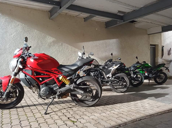Ducati Monster und weitere Motorräder der Fahrschule in einer Reihe