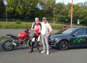 Norman Seibert mit Fahrschülerin nach bestandener Motorradprüfung