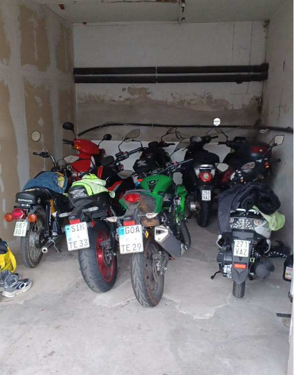 Motorrad-Garage der Fahrschule mit Rollern und Motorrädern aller Klassen