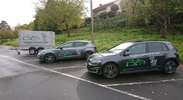 Zwei VW Golf der Fahrschule mit Anhänger für die BE-Ausbildung