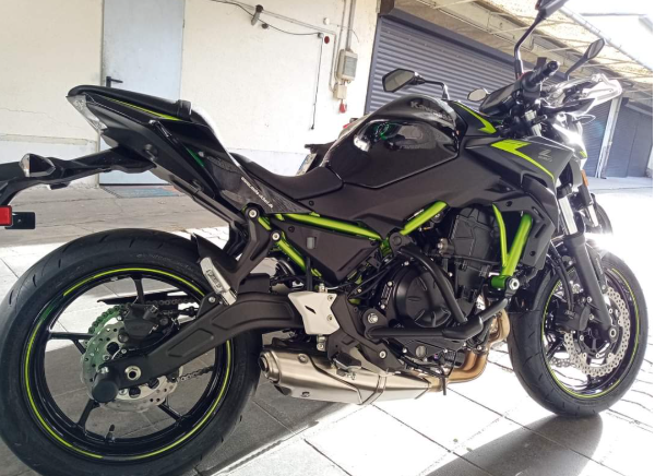 Kawasaki Z650 in Schwarz mit neongrünem Rahmen